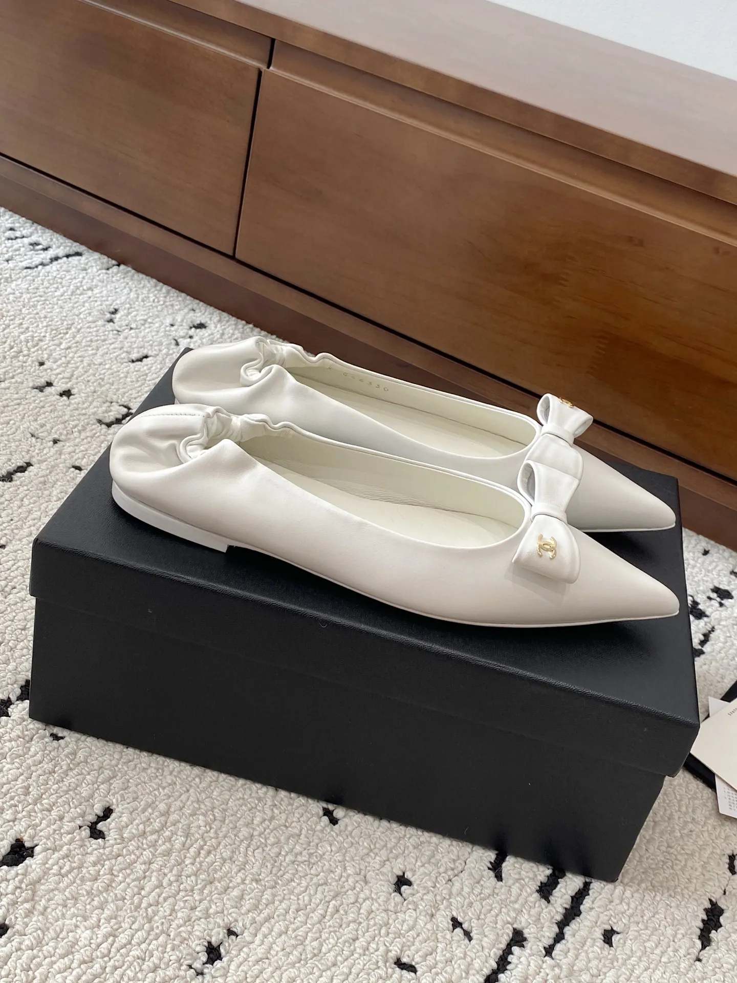 👟👟Ex-factory price 600👟👟 🍀CHANEL25A spring and summer latest bow fashion shoes. Many Internet celebrity fashion bloggers have planted grass. They are high-end and comfortable, matching the skirts of goddesses. Irregular small pointed toes, full of fashion and femininity. The exclusive flat heels of the evening series have completely impressed me throughout the season's lookbook. They are simple and yet detailed, easy to wear and not tiring on the feet. Upper: imported cowhide, lining: mixed sheepskin, sole: Italian genuine leather outsole Size: 35-41 (custom-made 40-41 non-returnable) 👉
